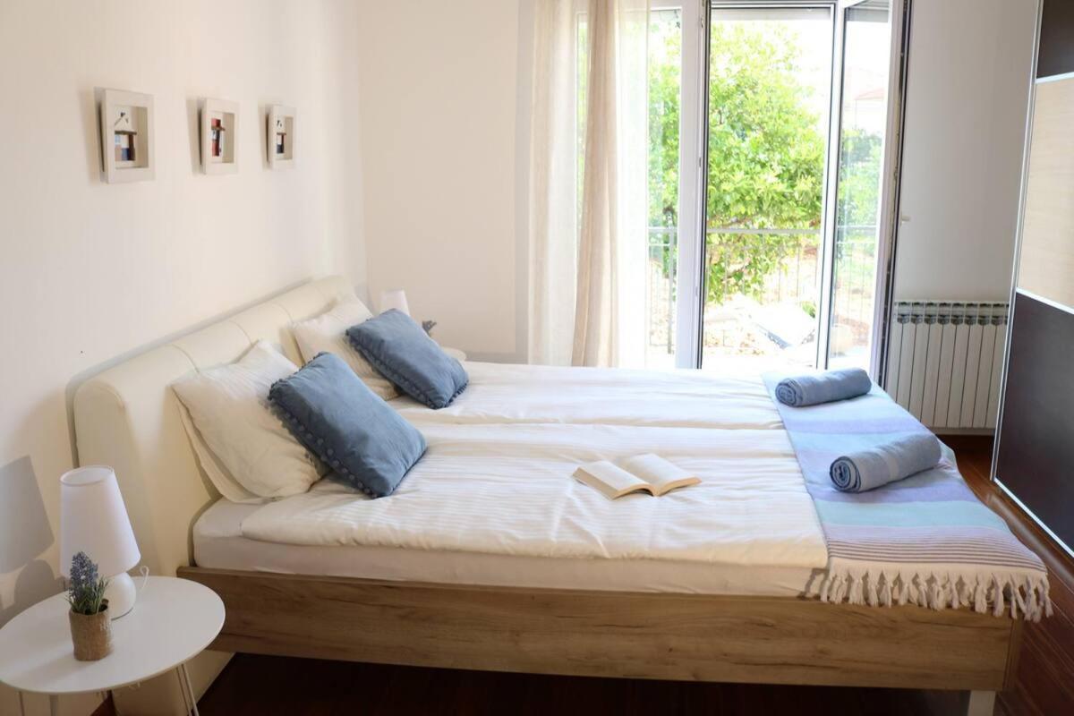 Apartments Ela Trogir Bagian luar foto